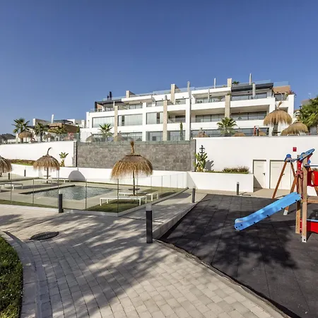 Zoey - Pool, Gym, Terrace & Golf *