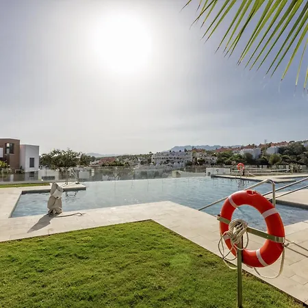 Zoey - Pool, Gym, Terrace & Golf Holiday home *