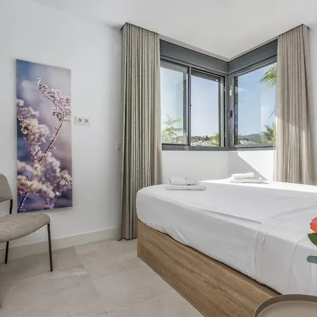 Zoey - Pool, Gym, Terrace & Golf